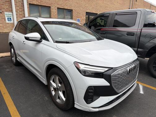 2022 Audi e-tron Premium Plus