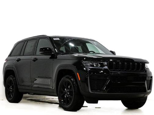 Diamond Black Crystal Pearlcoat 2026 Jeep Grand Cherokee Altitude