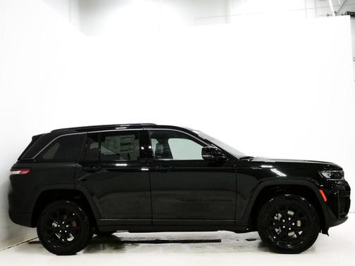 Diamond Black Crystal Pearlcoat 2026 Jeep Grand Cherokee Altitude