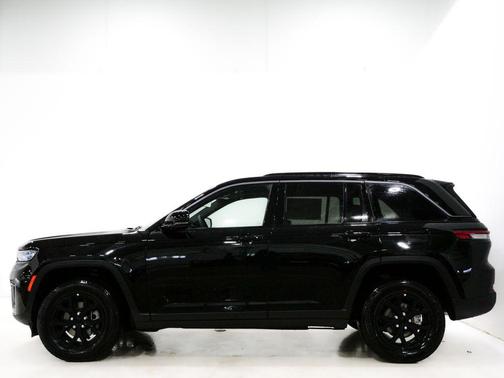 Diamond Black Crystal Pearlcoat 2026 Jeep Grand Cherokee Altitude