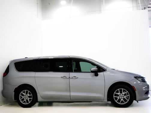 Silver Mist Clearcoat 2023 Chrysler Voyager LX