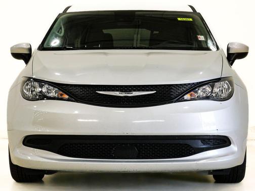 Silver Mist Clearcoat 2023 Chrysler Voyager LX