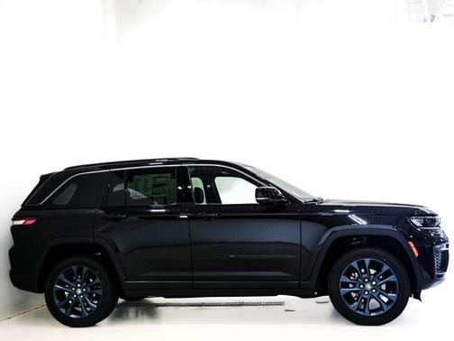 Diamond Black Crystal Pearlcoat 2026 Jeep Grand Cherokee 85th Anniversay Edition 4x4