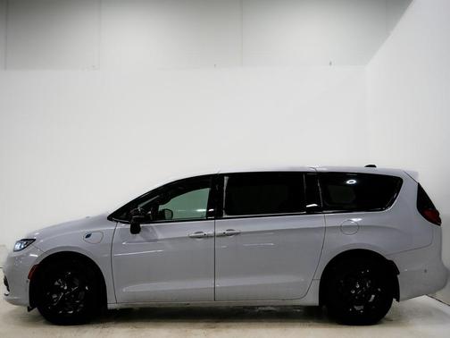 2024 Chrysler Pacifica Hybrid S Appearance Pkg