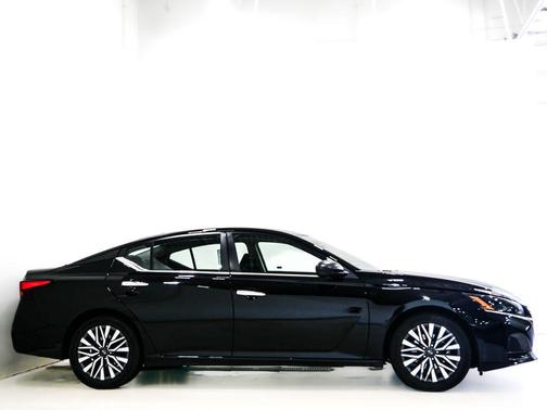 Super Black Clearcoat 2024 Nissan Altima 2.5 SV