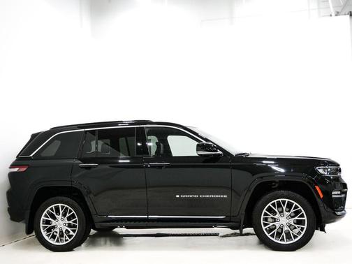 Diamond Black Crystal Pearlcoat 2024 Jeep Grand Cherokee Summit