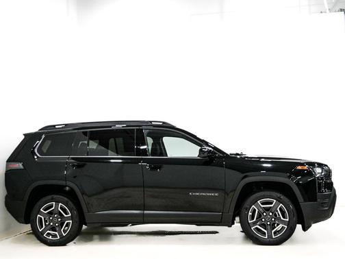Diamond Black Crystal Pearlcoat 2026 Jeep Cherokee Laredo 4x4