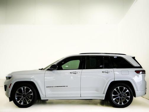 Bright White Clearcoat 2023 Jeep Grand Cherokee Overland