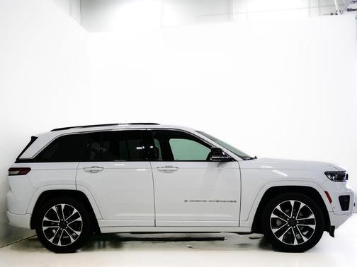 Bright White Clearcoat 2023 Jeep Grand Cherokee Overland