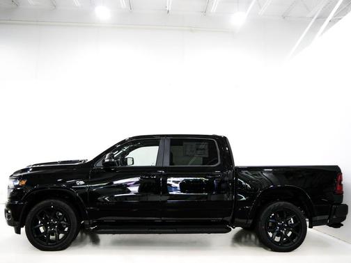 Diamond Black Crystal Pearlcoat 2026 RAM 1500 Laramie