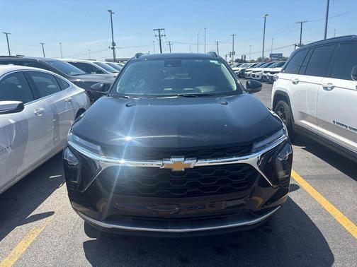 Mosaic Black Metallic 2025 Chevrolet Trax LT