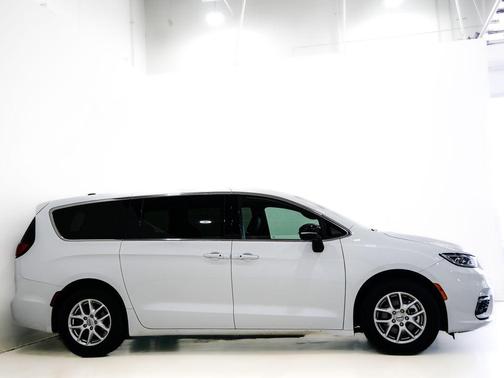 Bright White Clearcoat 2025 Chrysler Pacifica L