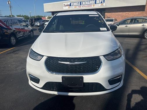 Bright White Clearcoat 2025 Chrysler Pacifica L