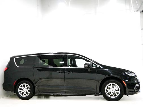 Diamond Black Crystal Pearlcoat 2025 Chrysler Pacifica L