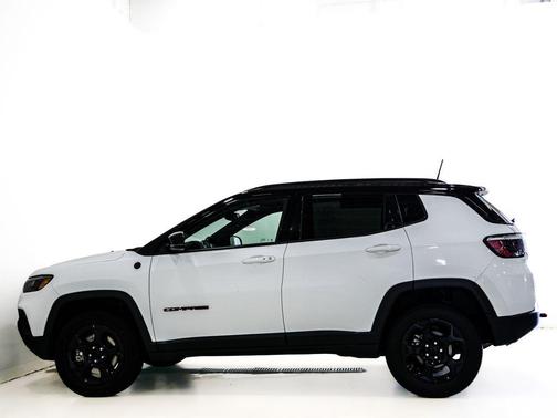 Bright White Clearcoat 2024 Jeep Compass Trailhawk