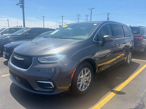 Granite Crystal Metallic Clearcoat 2023 Chrysler Pacifica Touring L