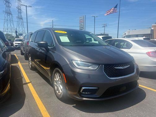 Granite Crystal Metallic Clearcoat 2023 Chrysler Pacifica Touring L
