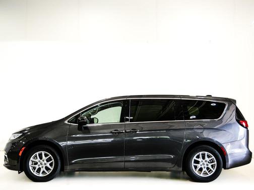 Granite Crystal Metallic Clearcoat 2023 Chrysler Pacifica Touring L