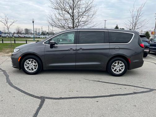 Granite Crystal Metallic Clearcoat 2023 Chrysler Pacifica Touring L