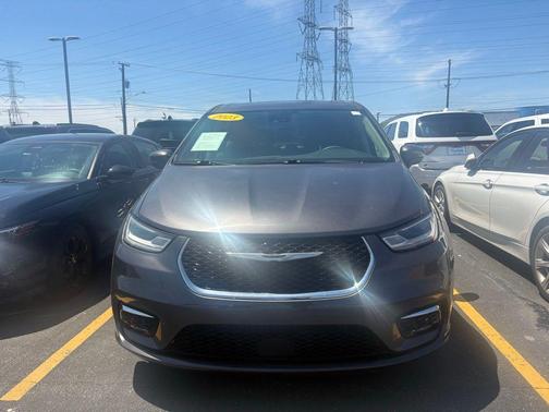 Granite Crystal Metallic Clearcoat 2023 Chrysler Pacifica Touring L