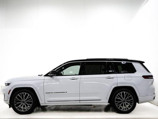 Diamond Black Crystal Pearlcoat 2023 Jeep Grand Cherokee L Summit Reserve