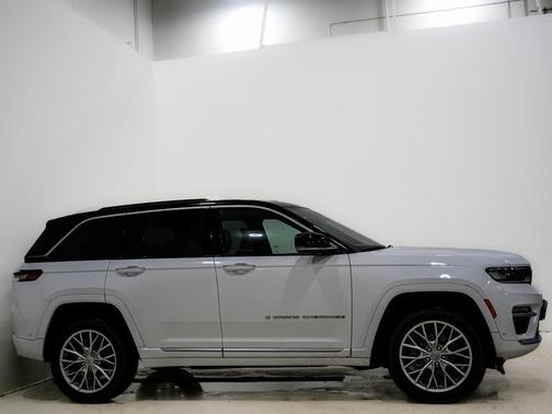 2022 Jeep Grand Cherokee Summit