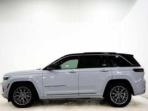 2022 Jeep Grand Cherokee Summit