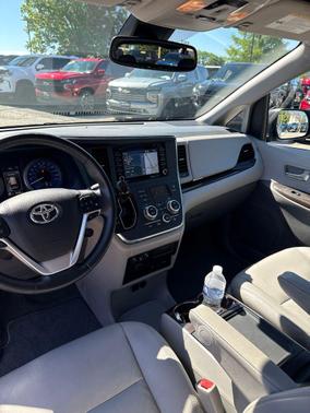 Silver Sky Metallic 2018 Toyota Sienna XLE Premium