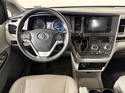 2017 Toyota Sienna XLE