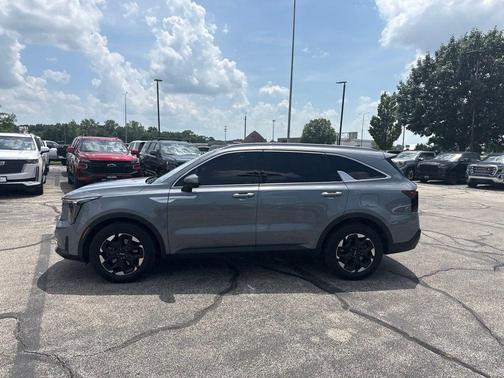 Everlasting Silver 2025 Kia Sorento S
