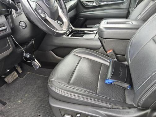 White Frost Tricoat 2022 GMC Yukon XL Denali