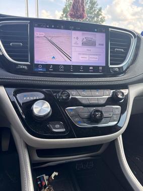 Bright White Clearcoat 2022 Chrysler Pacifica Hybrid Limited