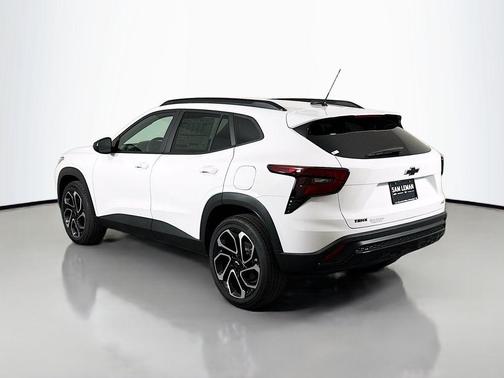 Summit White 2026 Chevrolet Trax FWD 2RS