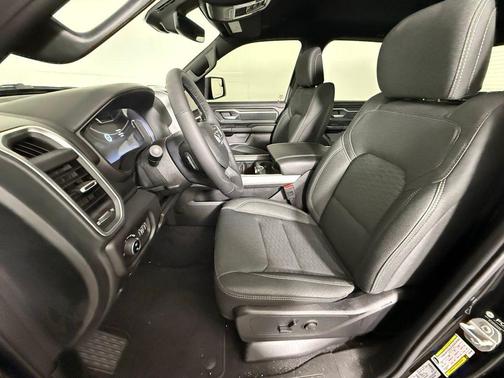 Diamond Black Crystal Pearlcoat 2026 RAM 1500 Big Horn/Lone Star