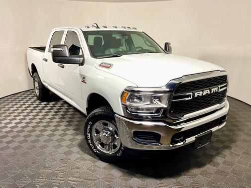 2024 RAM 3500 Tradesman Crew Cab 4x4 6'4' Box