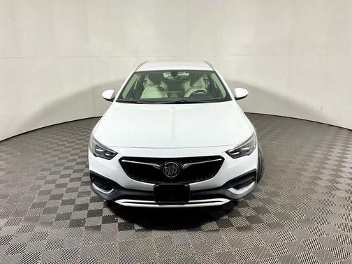 Summit White 2018 Buick Regal TourX Preferred
