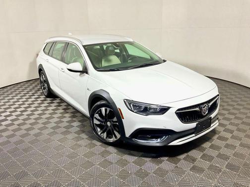 Summit White 2018 Buick Regal TourX Preferred