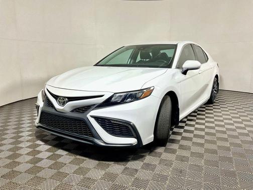 Ice 2023 Toyota Camry SE
