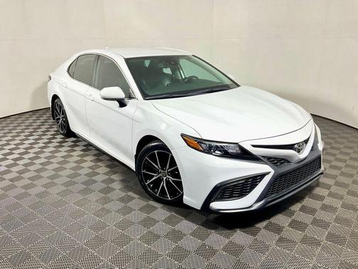 Ice 2023 Toyota Camry SE