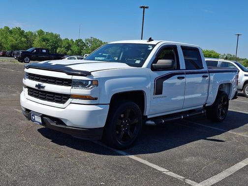 Summit White 2018 Chevrolet Silverado 1500 Custom