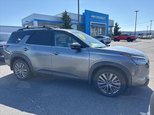 2023 Nissan Pathfinder SL 4WD
