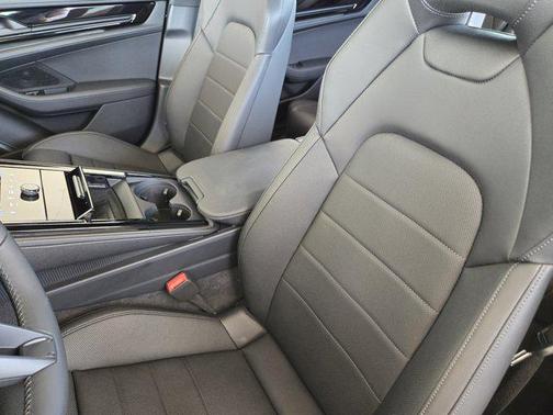 2025 Porsche Panamera 4