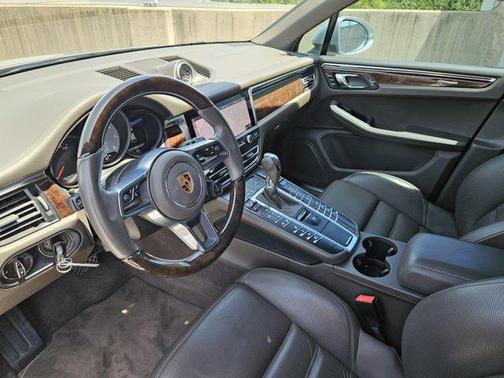 Dolomite Silver Metallic 2020 Porsche Macan Macan