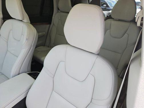2022 Volvo XC90 T5 Momentum