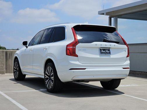 2022 Volvo XC90 T5 Momentum