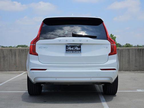 2022 Volvo XC90 T5 Momentum