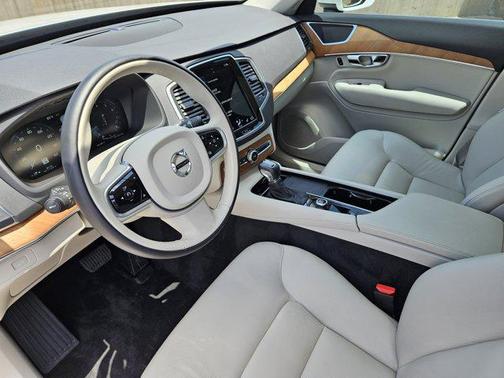 2022 Volvo XC90 T5 Momentum