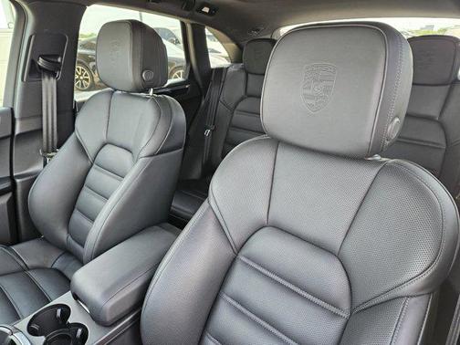 Dolomite Silver Metallic 2025 Porsche Macan Macan