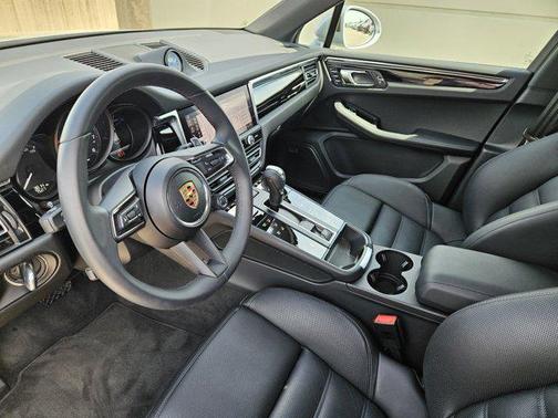 Dolomite Silver Metallic 2025 Porsche Macan Macan
