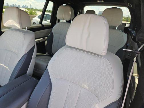 2023 BMW X7 M60i